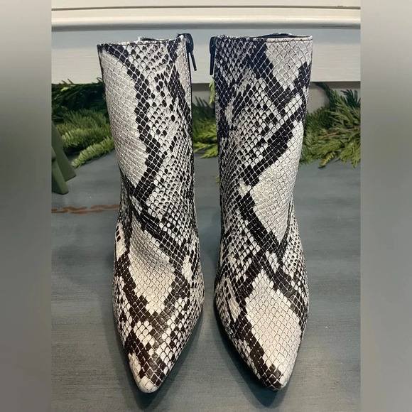 Never worn! Women’s Heeled Bootie Black & White Snake Skin Print - Picture 1 of 9